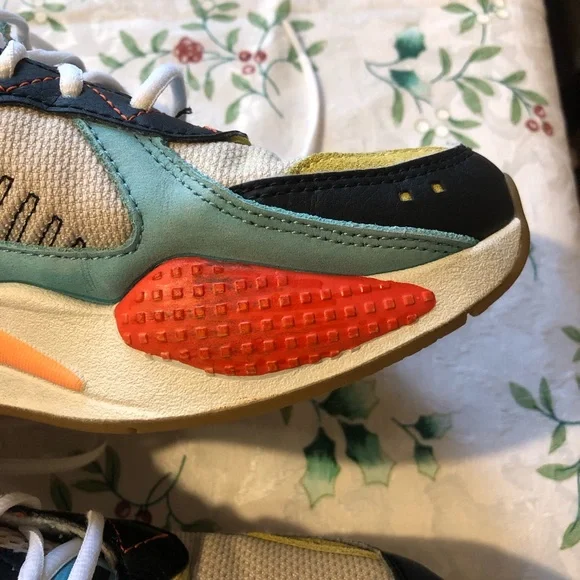 Puma Colorful running shoes. - Picture 6 of 9